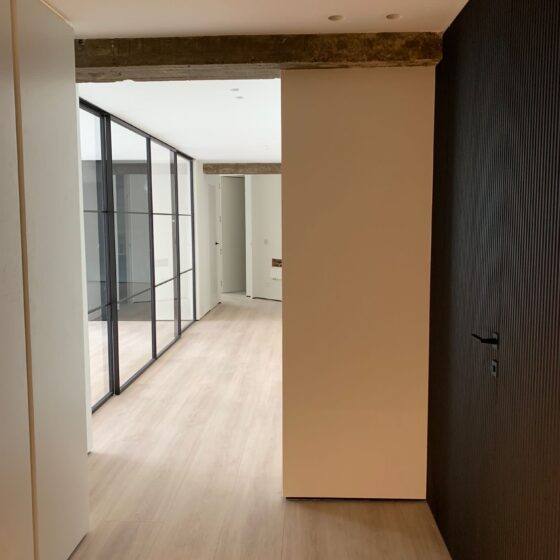 Palilleria madera. Suelo Alta presión Ac6. Puertas enrasadas. Mafersa Deco
